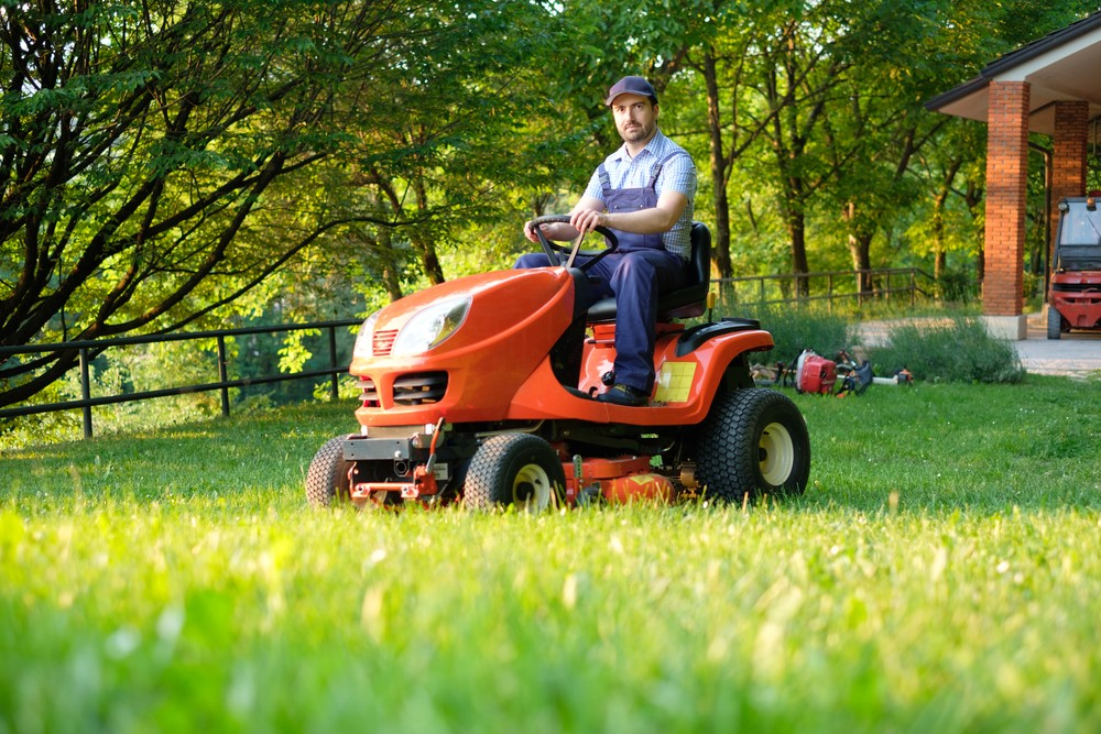 10 Best Riding Lawn Mowers For Hills [Reviews 2023]